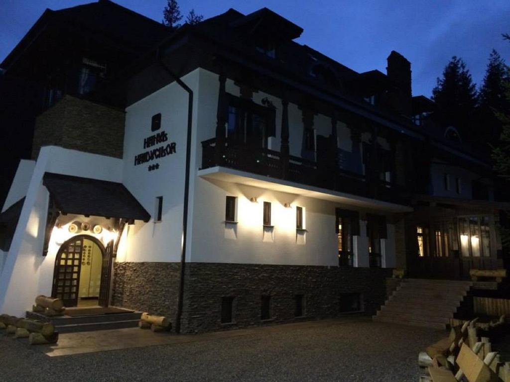 Hanul Haiducilor Obârşia Lotrului Bagian luar foto